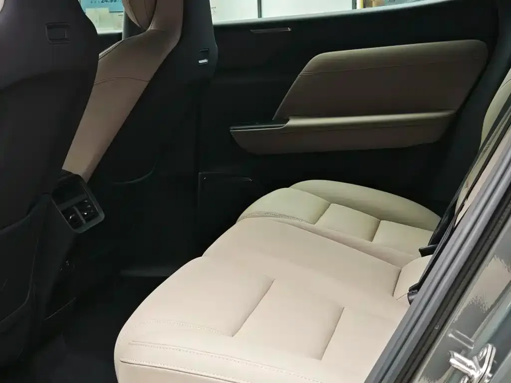 Volvo XC70 Plug-in Hybrid 2025 из CN, фото 2