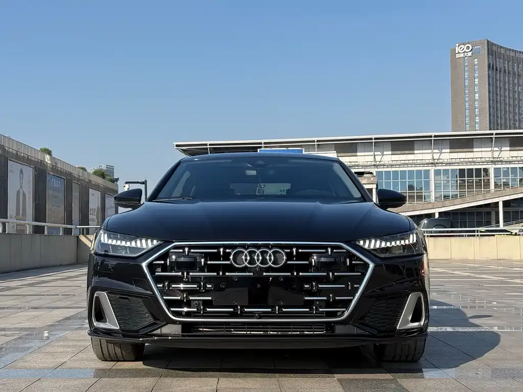 Audi A7L — фото 1
