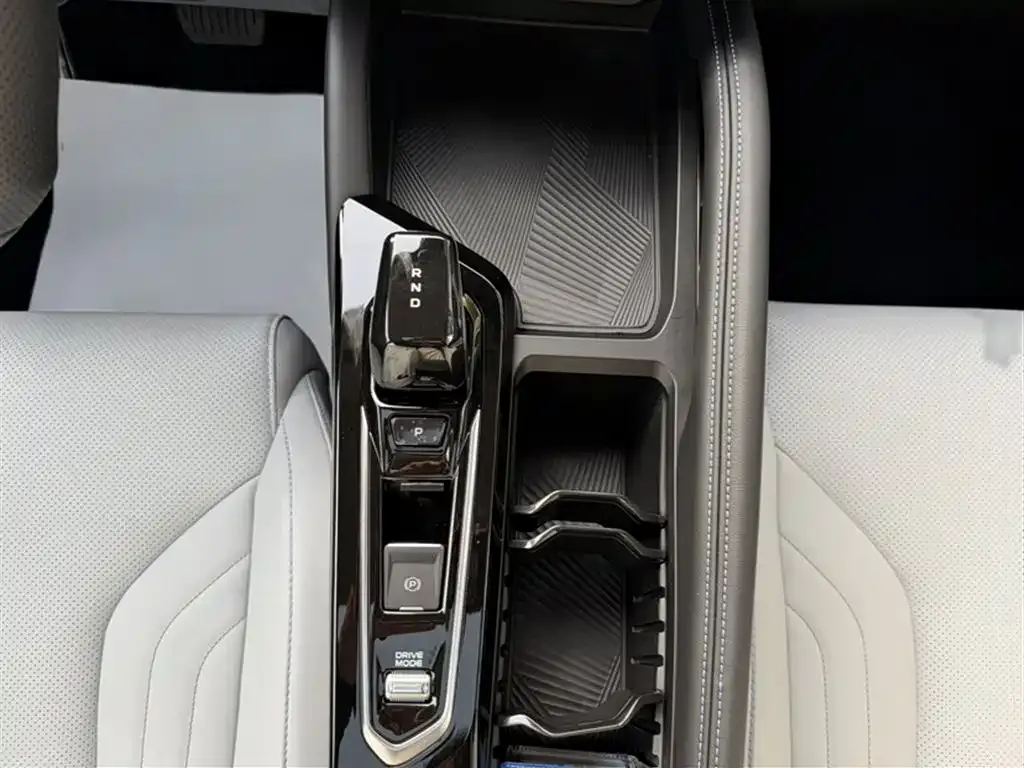 Geely Binyue — фото 10