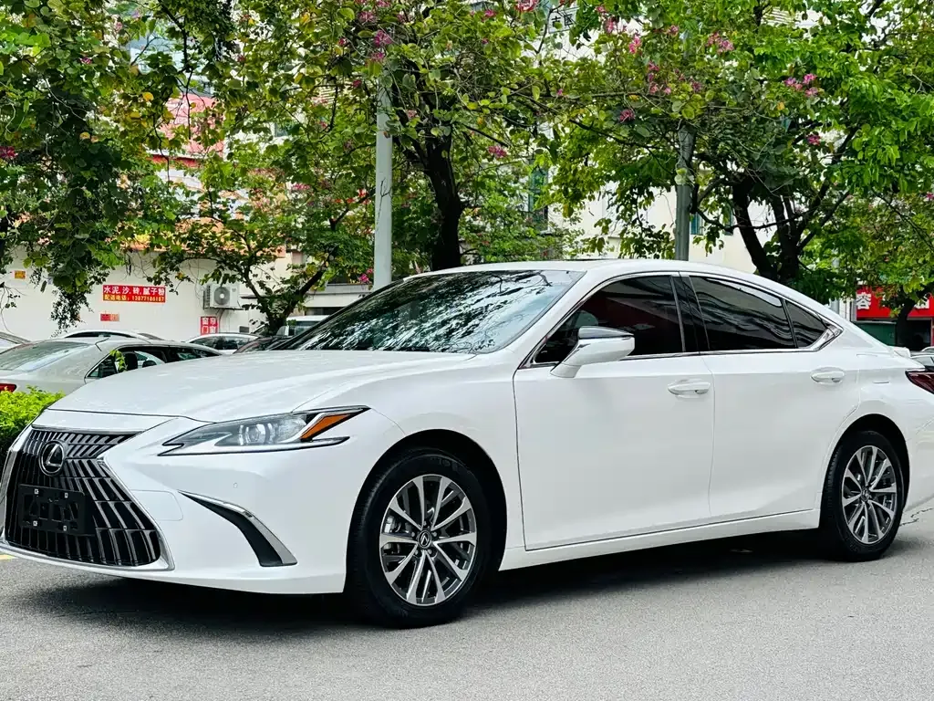 Lexus ES — фото 1