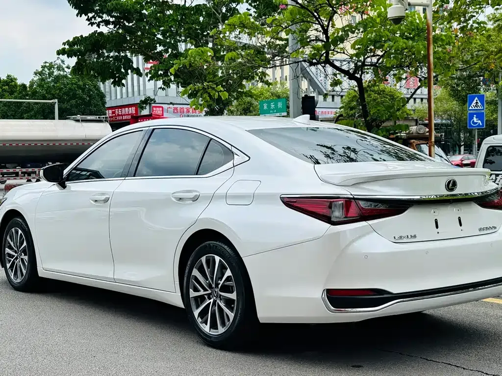 Lexus ES — фото 10