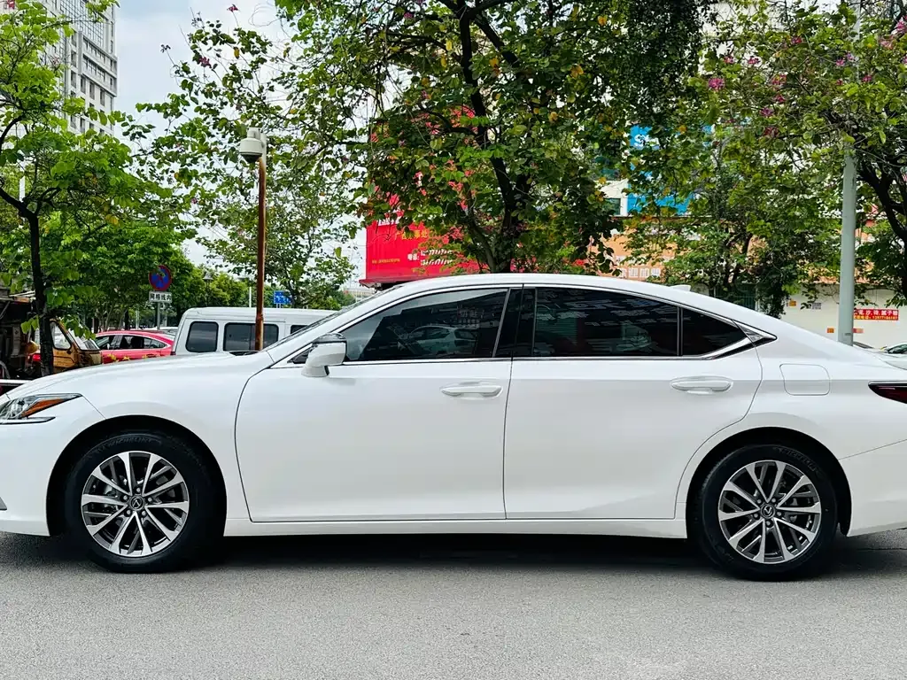 Lexus ES — фото 8