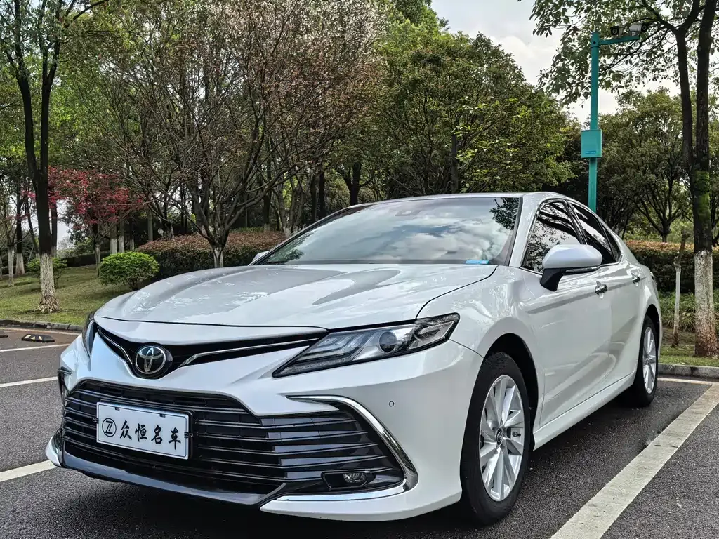 Toyota Camry — фото 1