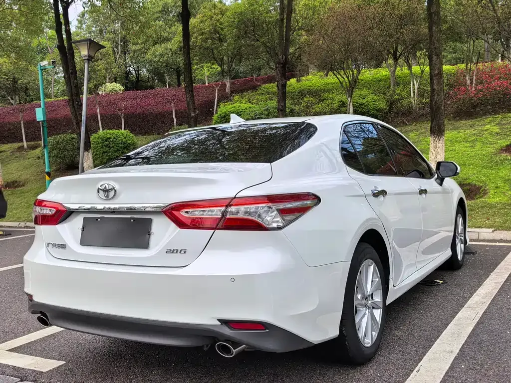 Toyota Camry — фото 9