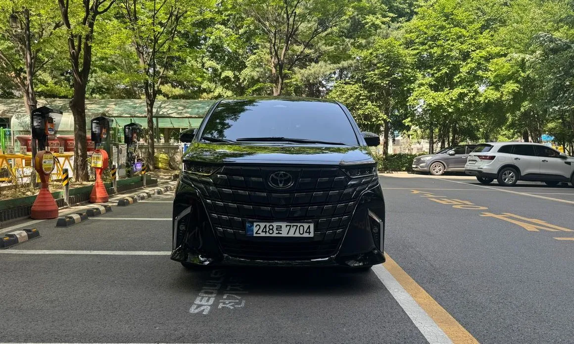 Toyota Alphard — фото 1