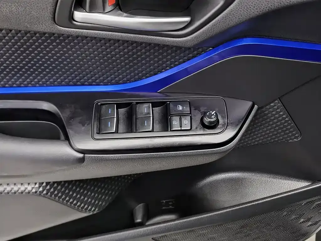 Toyota C-HR — фото 10