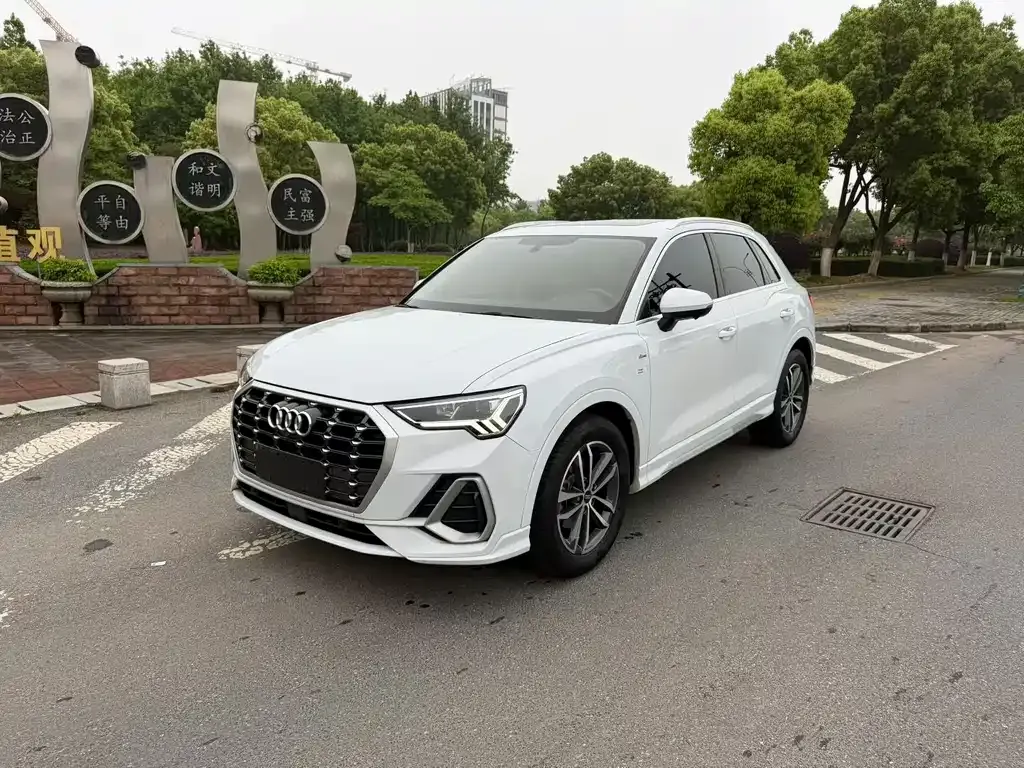 Audi Q3 — фото 1