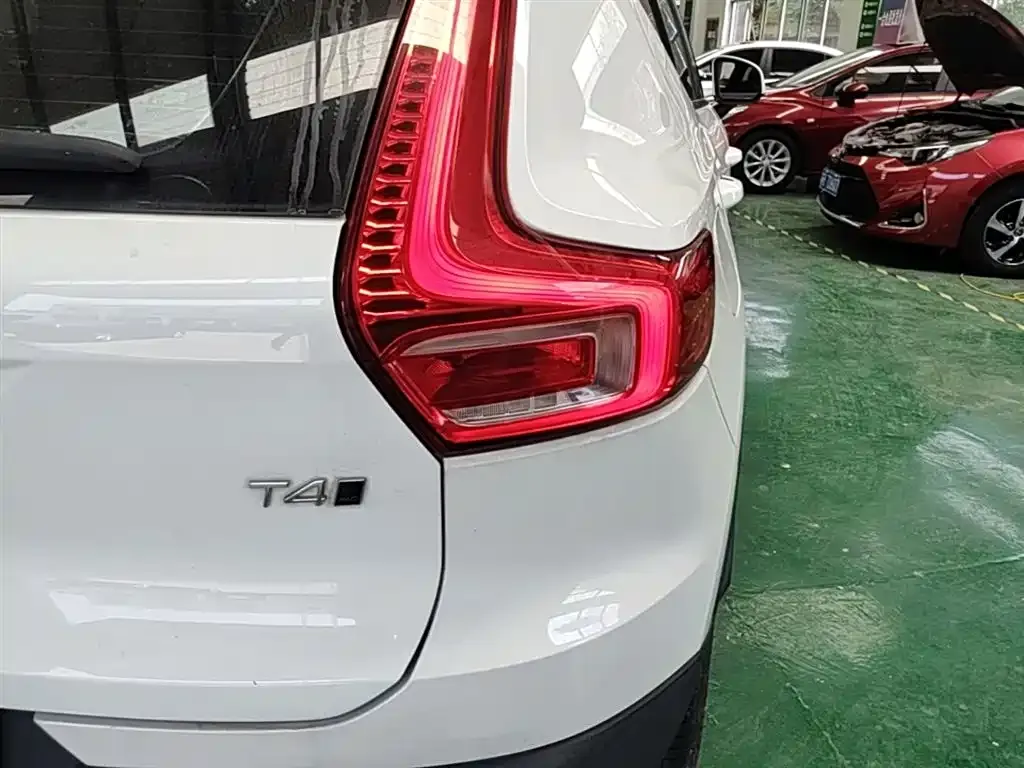 Volvo XC40 — фото 3
