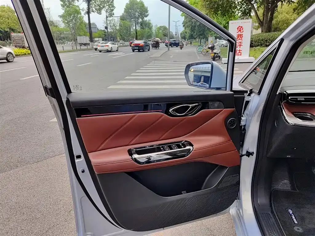 GAC Motor E8 Hybrid — фото 8