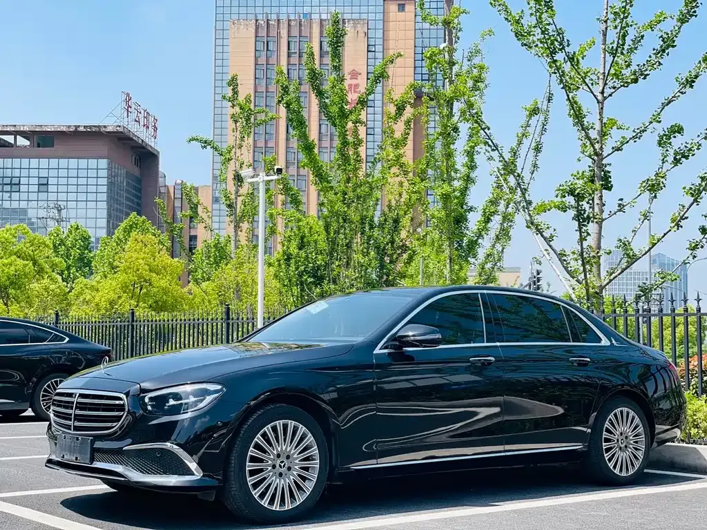 Mercedes-Benz E-Class — фото 1
