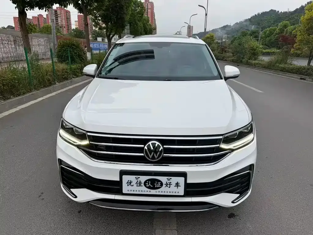 Volkswagen Tiguan L — фото 9