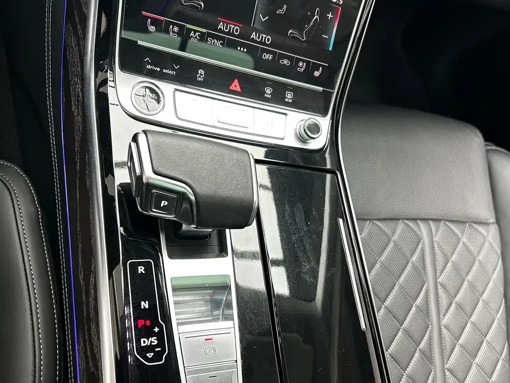 Audi A8 — фото 9