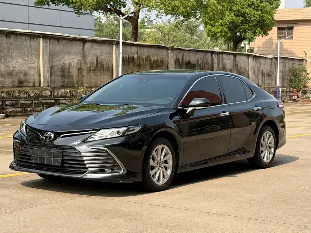 Toyota Camry — фото 1