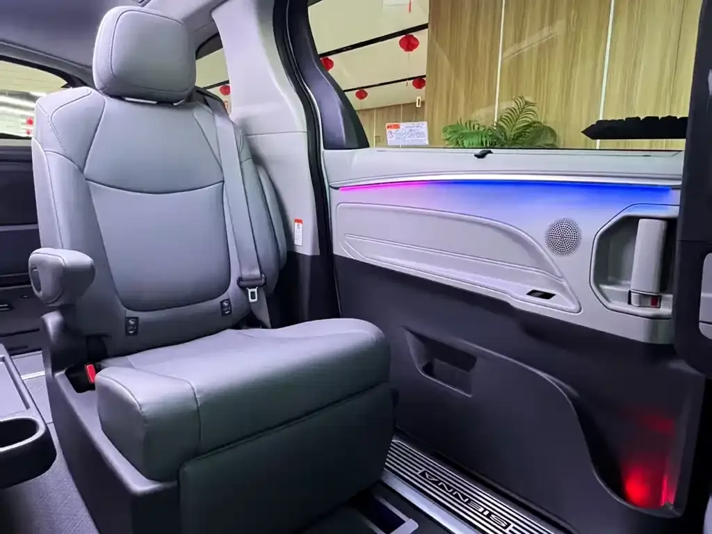 Toyota Granvia — фото 7