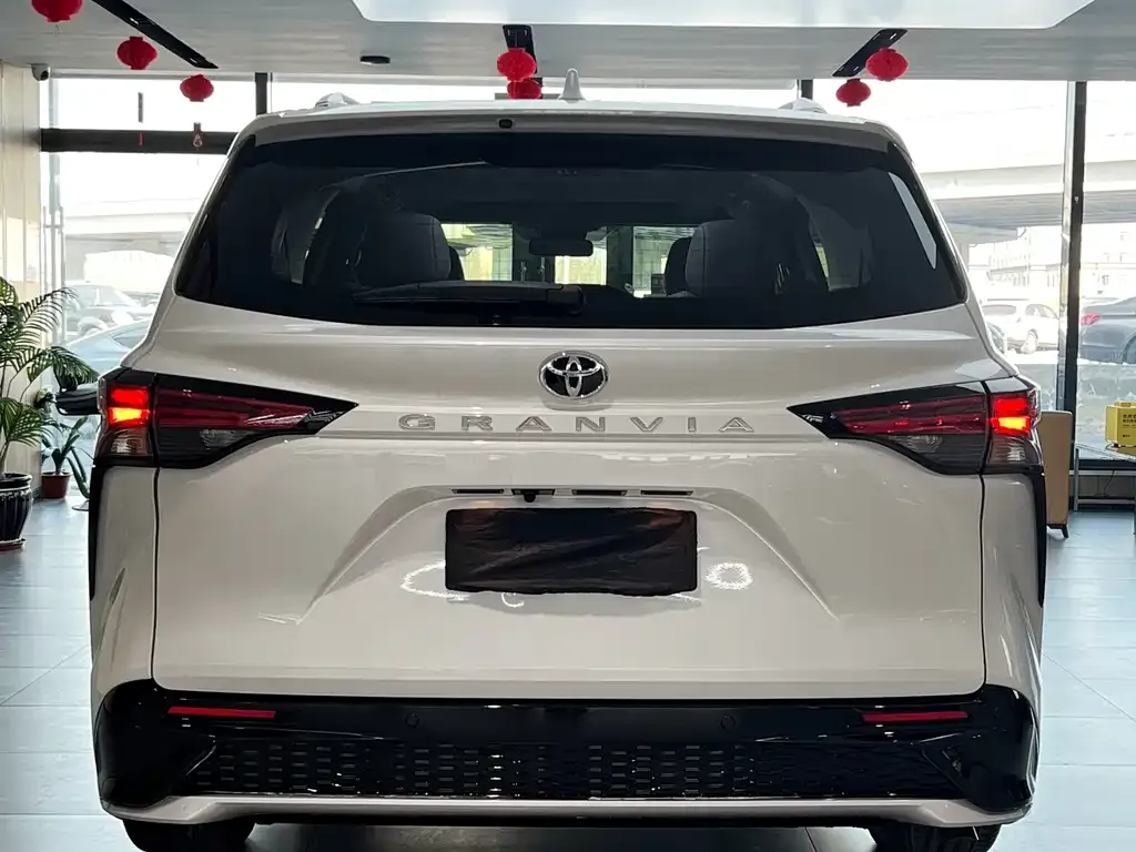 Toyota Granvia — фото 8