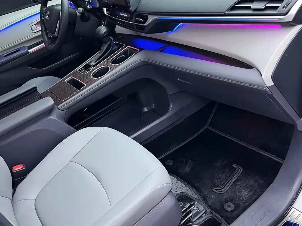 Toyota Granvia — фото 3