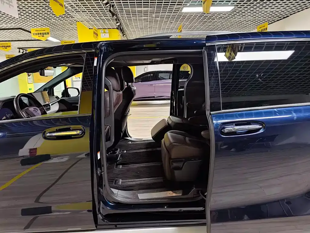Toyota Granvia — фото 3
