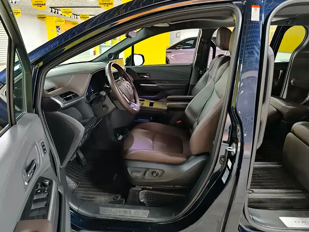 Toyota Granvia — фото 5