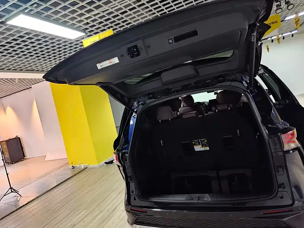 Toyota Granvia — фото 8