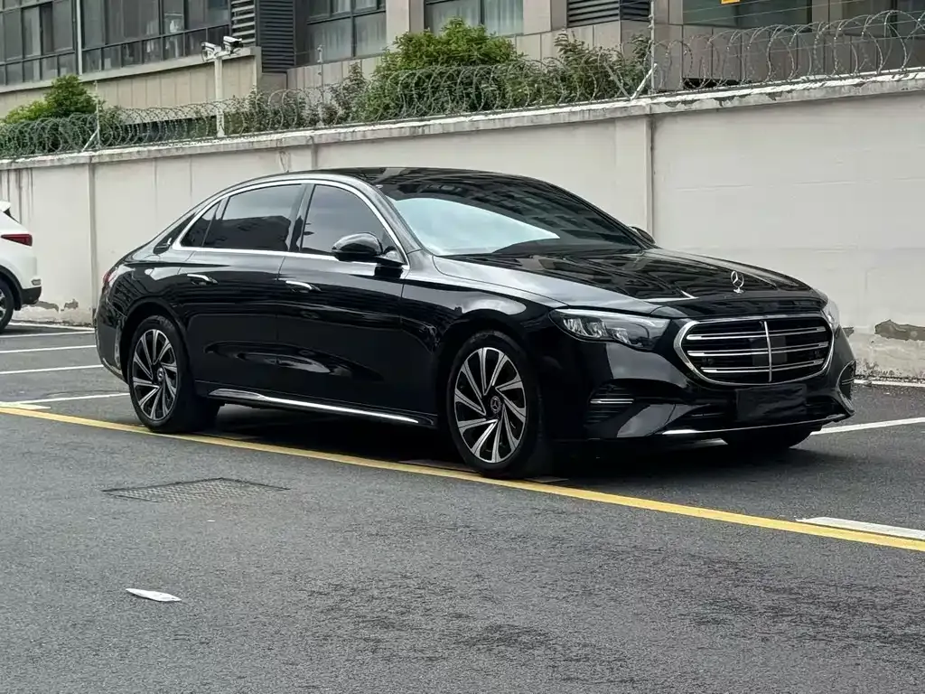 Mercedes-Benz E-Class — фото 1