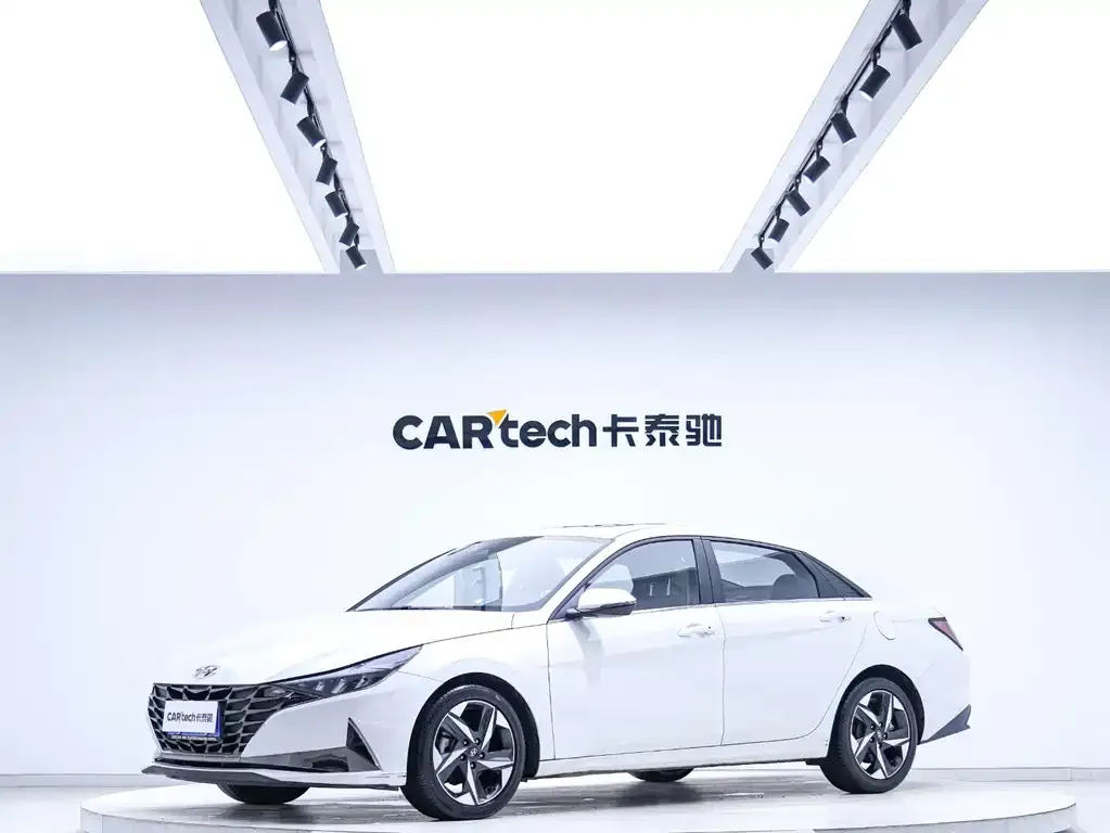Hyundai Elantra — фото 1