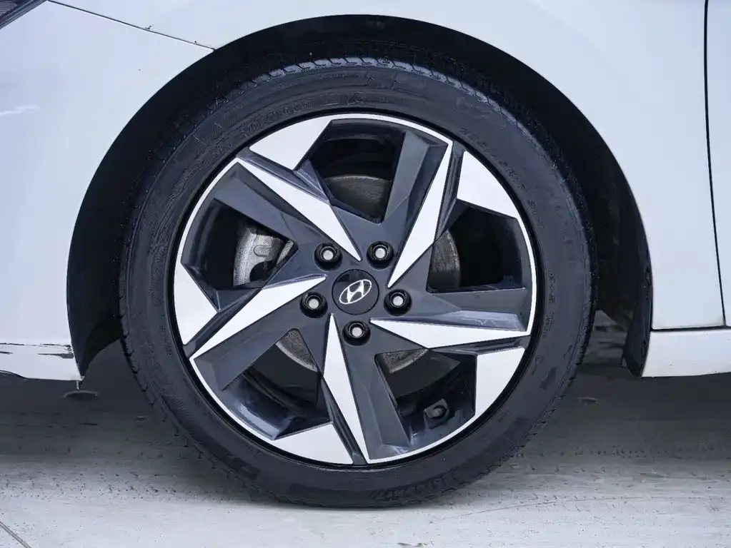 Hyundai Elantra — фото 9