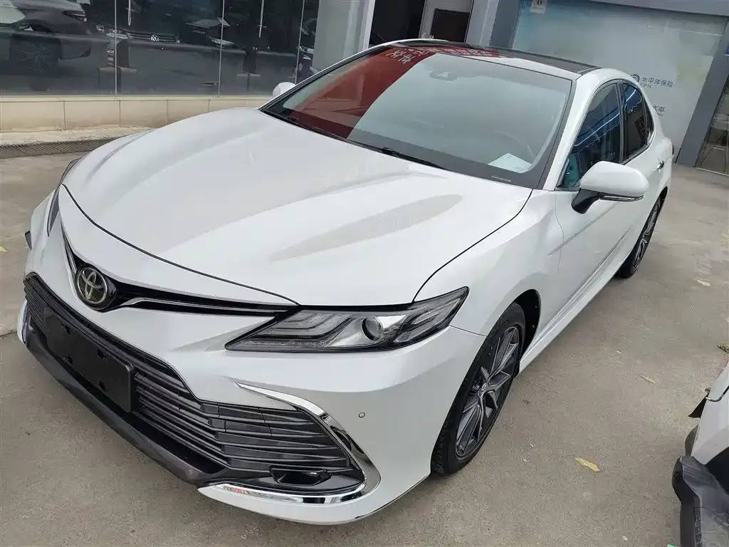 Toyota Camry — фото 1