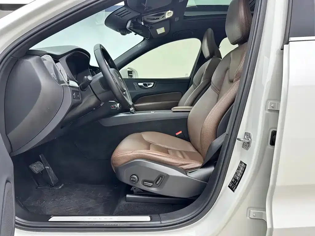 Volvo XC60 2021 из CN, фото 4