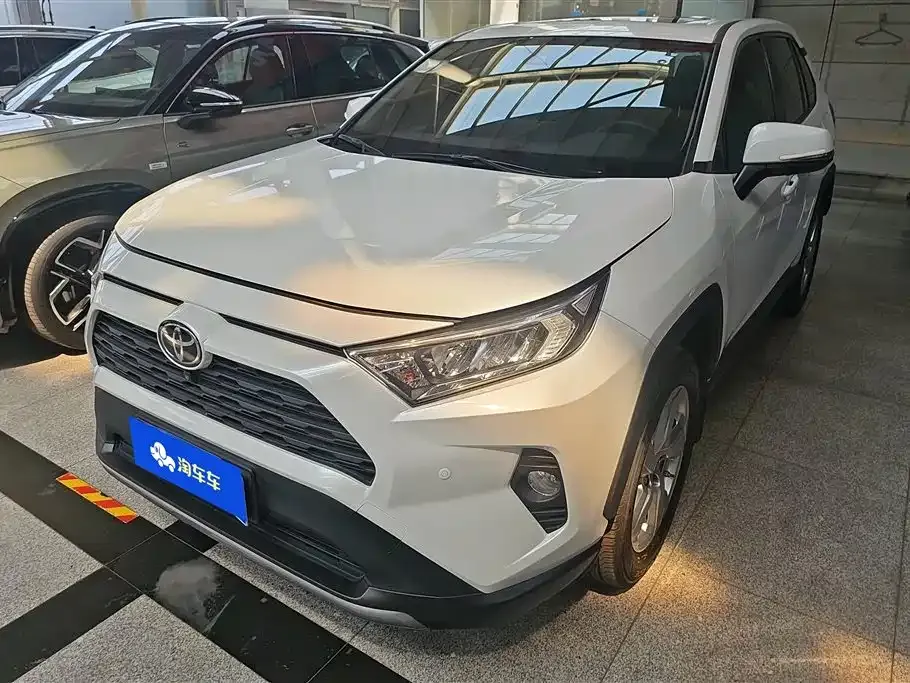 Toyota RAV4 — фото 1