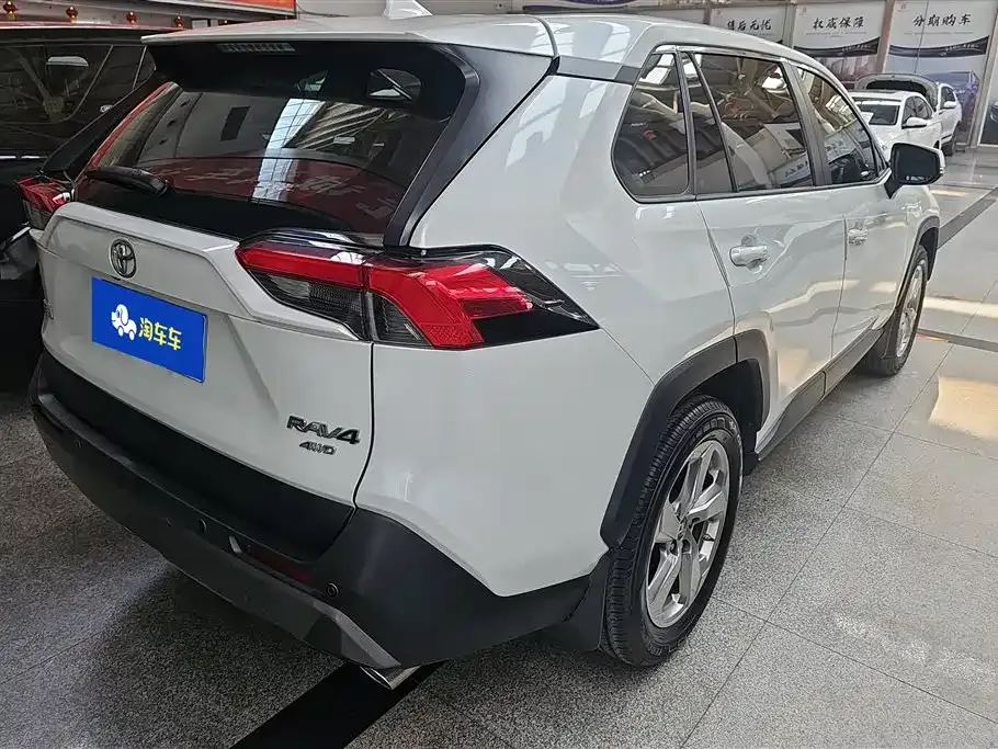 Toyota RAV4 — фото 8