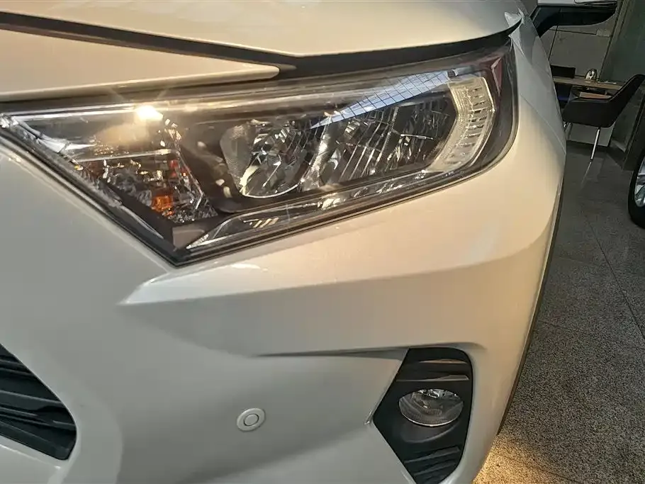 Toyota RAV4 — фото 2