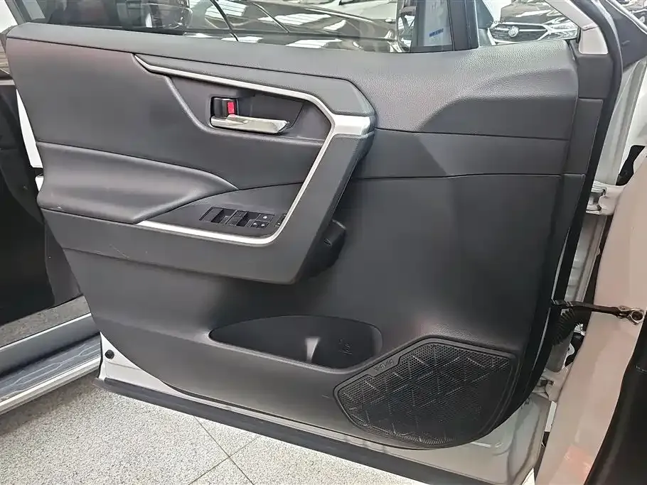 Toyota RAV4 — фото 10