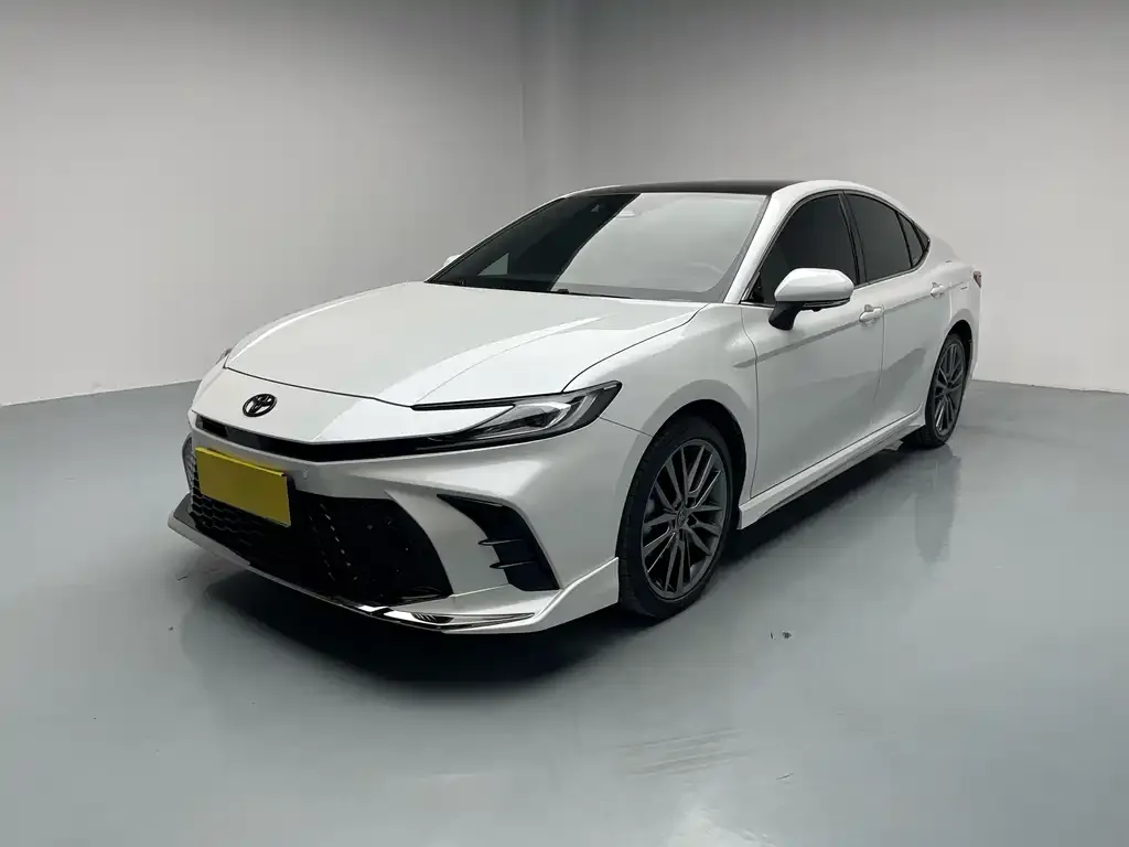 Toyota Camry — фото 1