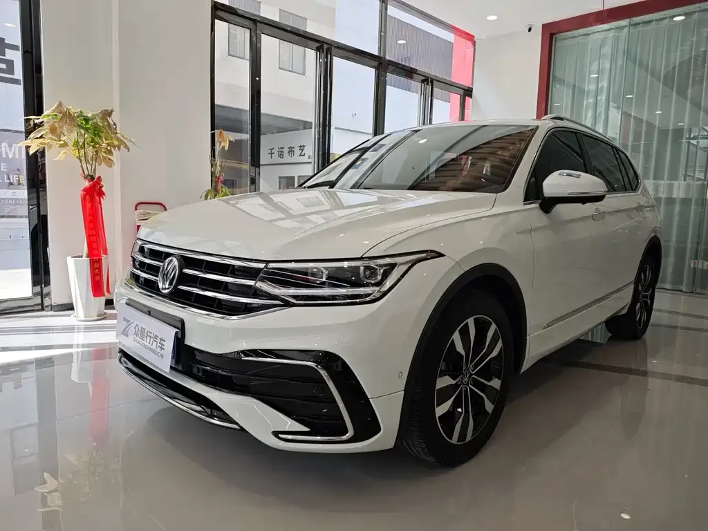 Volkswagen Tiguan L — фото 1