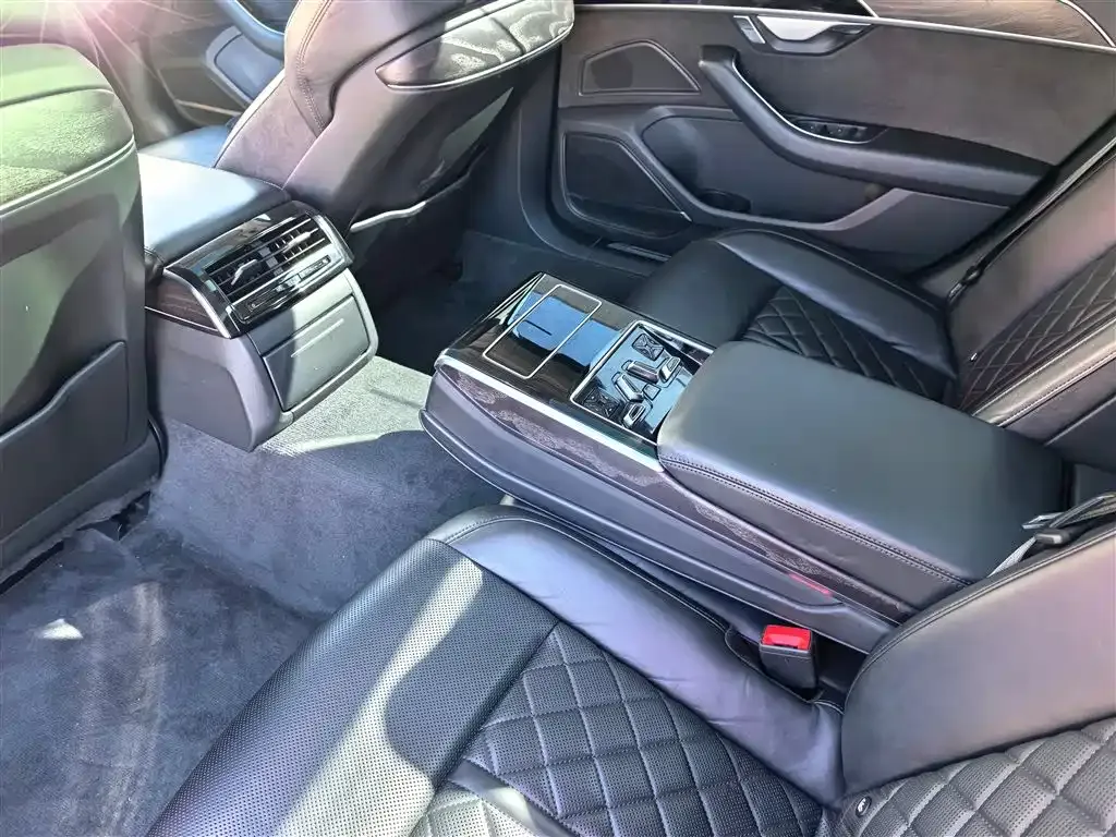 Audi A8 — фото 2