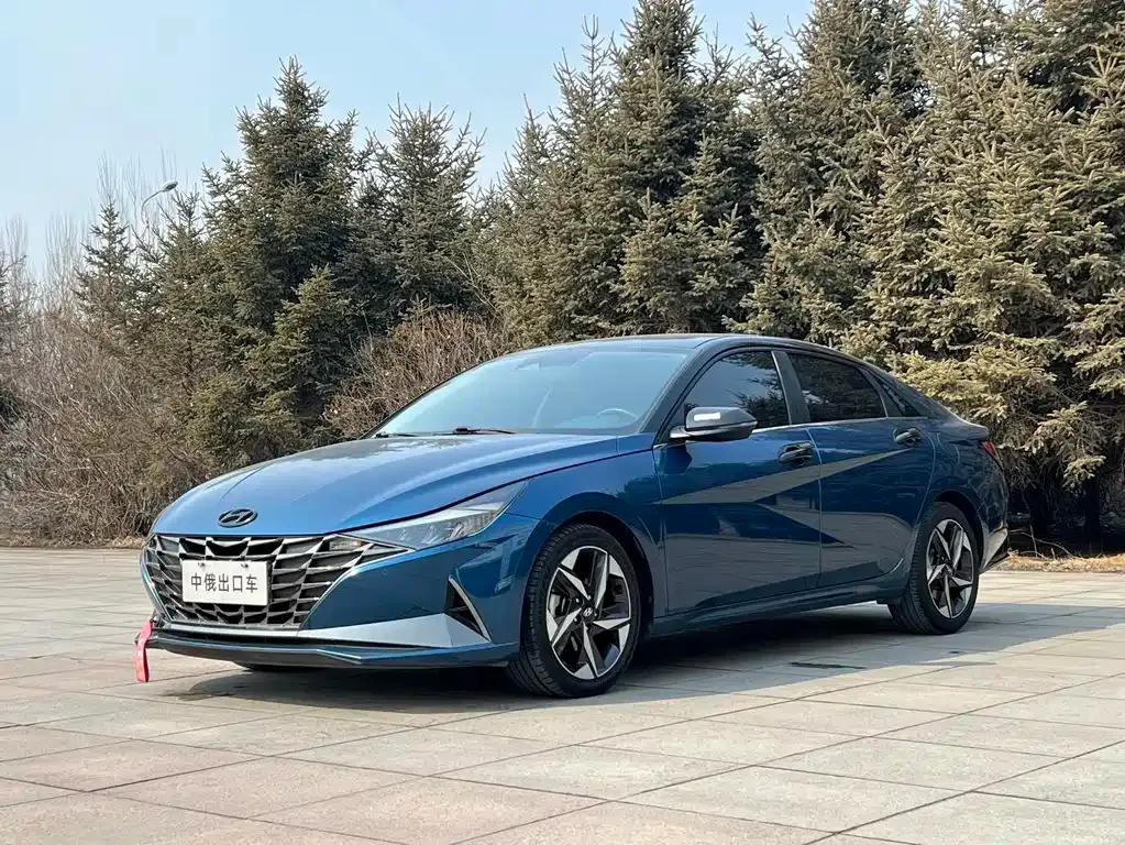 Hyundai Elantra — фото 1