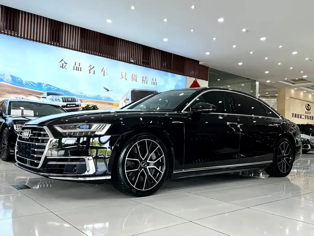Audi A8 — фото 1