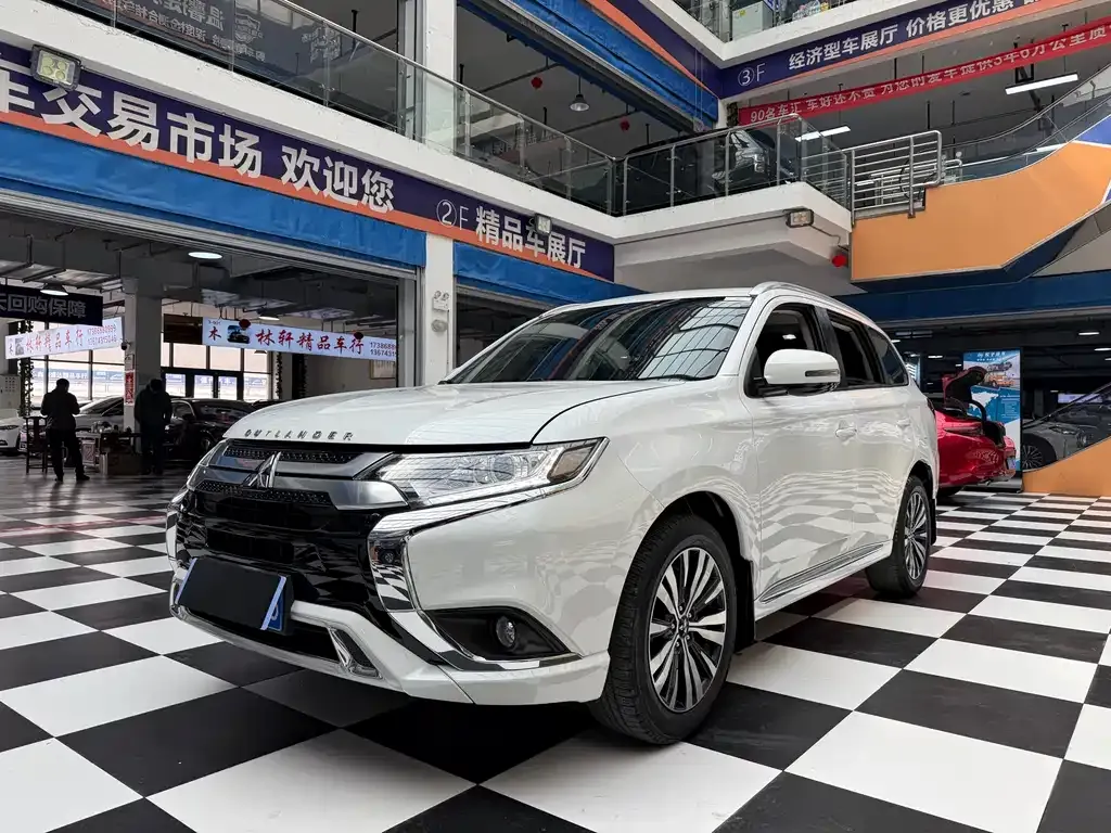 Mitsubishi Outlander — фото 1