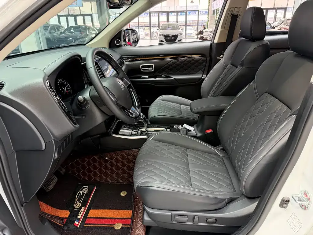 Mitsubishi Outlander — фото 10