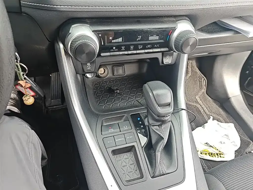 Toyota RAV4 2023 из CN, фото 10