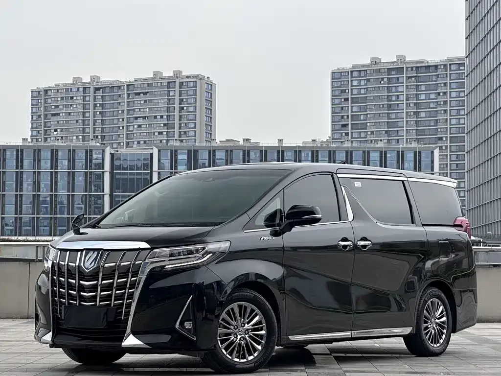 Toyota Alphard — фото 1