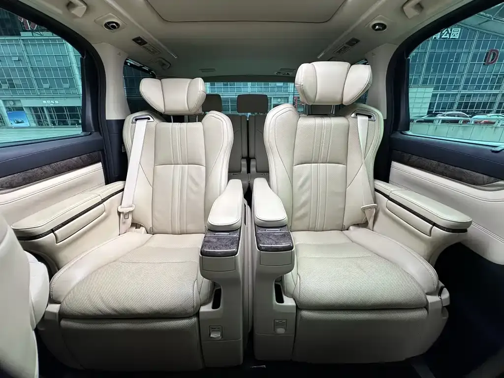 Toyota Alphard — фото 3