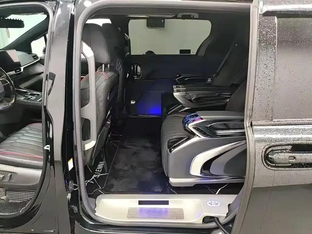 Toyota Sienna — фото 5