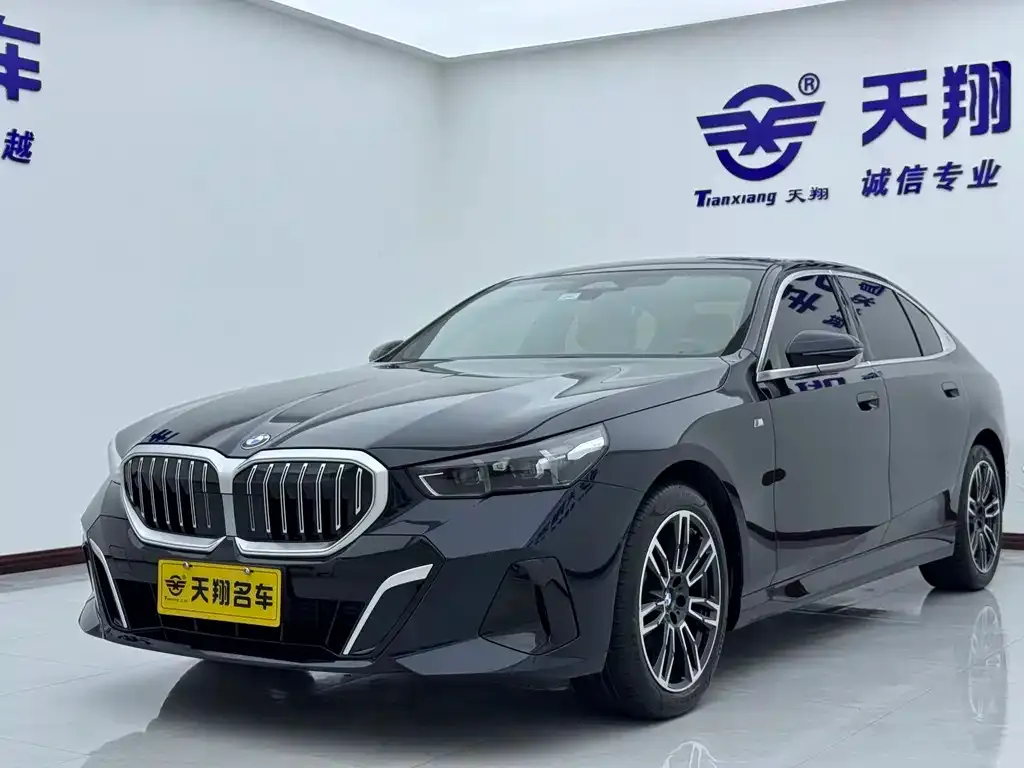 BMW 5 Series — фото 1