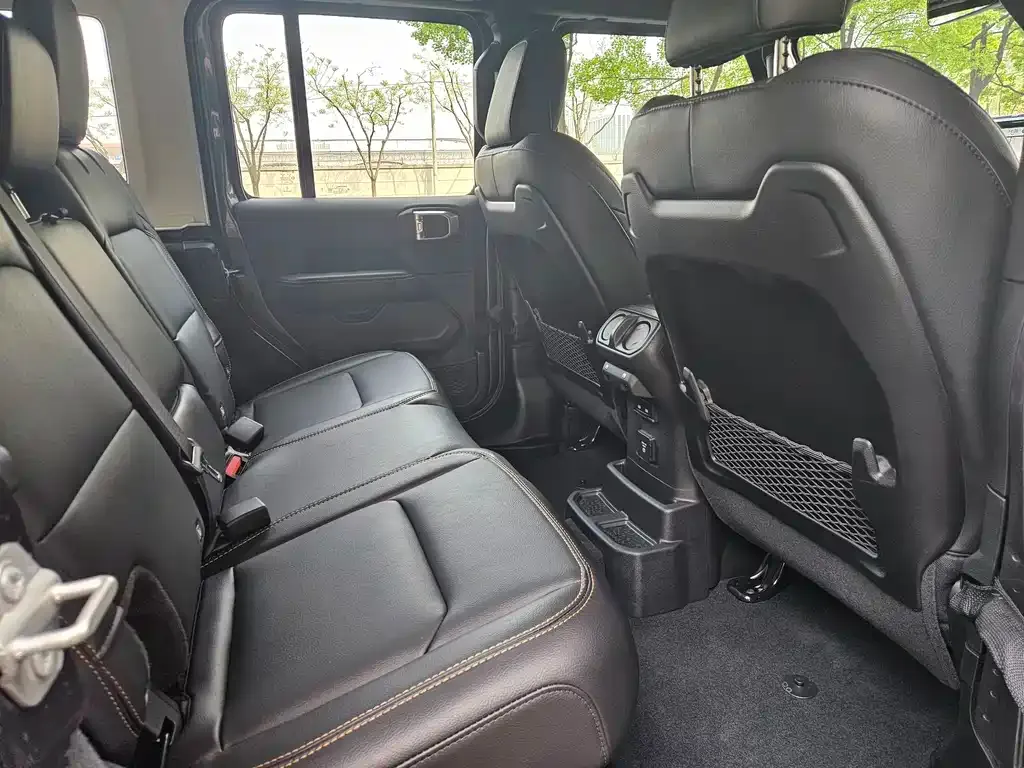 Jeep Wrangler — фото 10