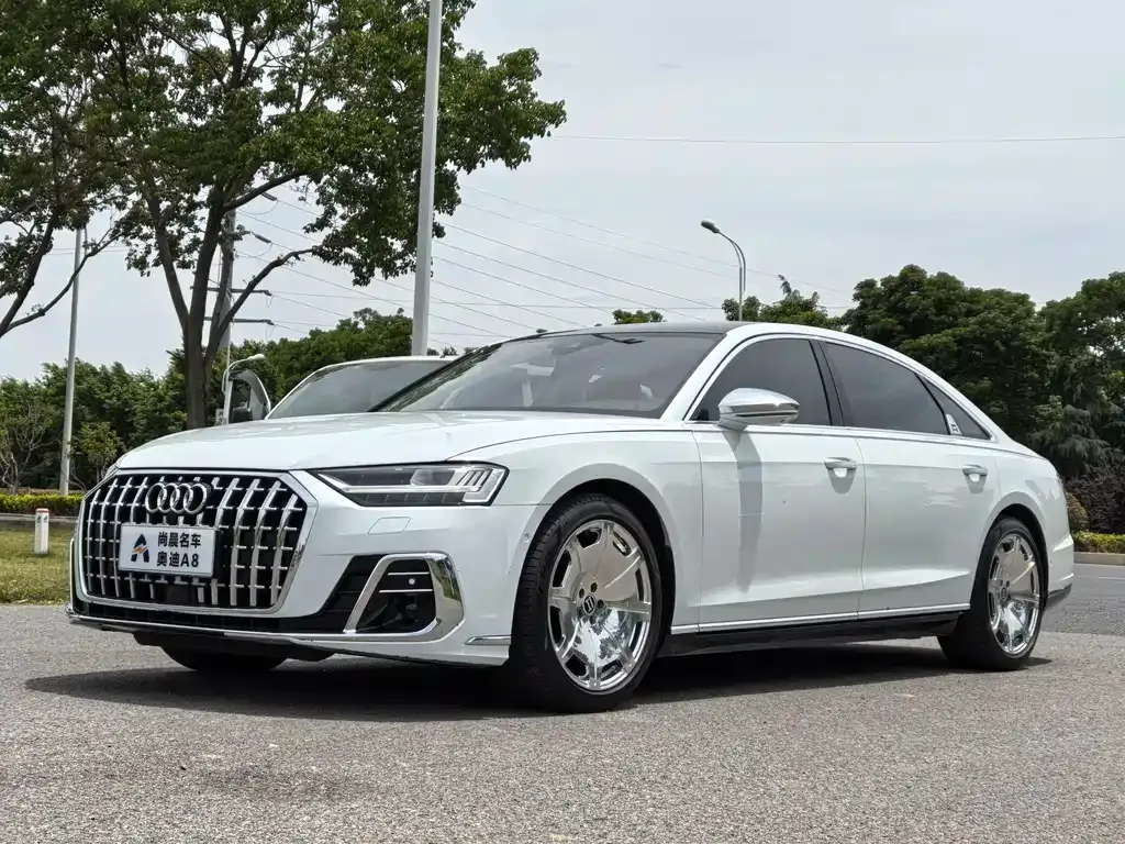 Audi A8 — фото 1