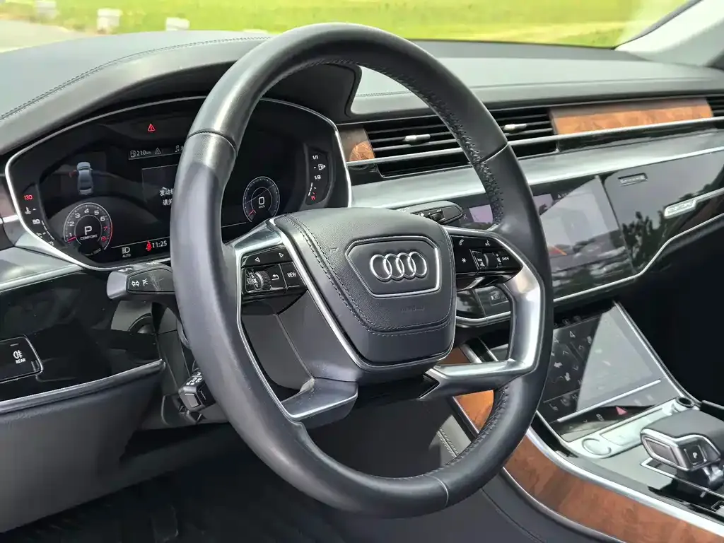 Audi A8 — фото 9