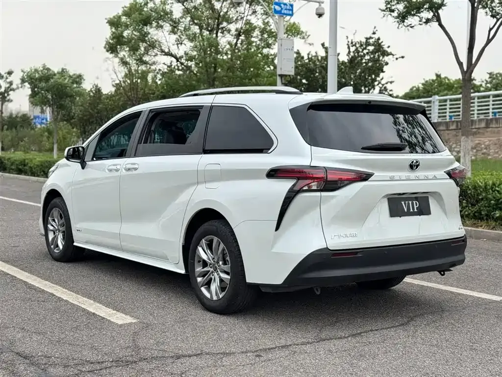 Toyota Sienna — фото 5