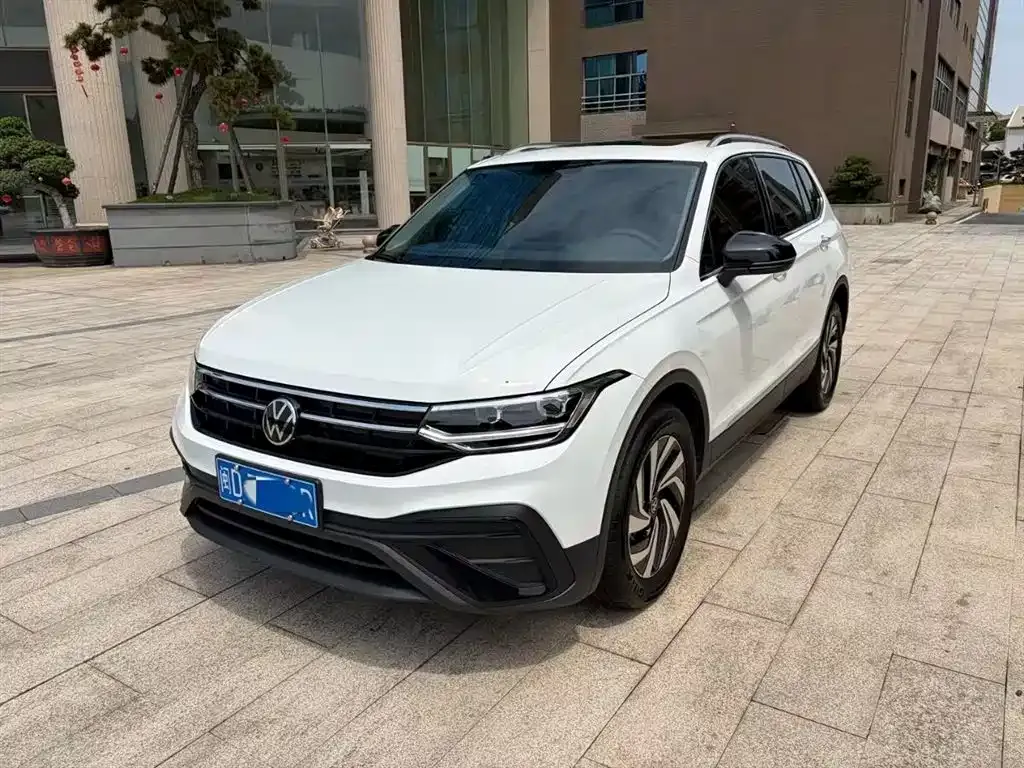Volkswagen Tiguan L — фото 1