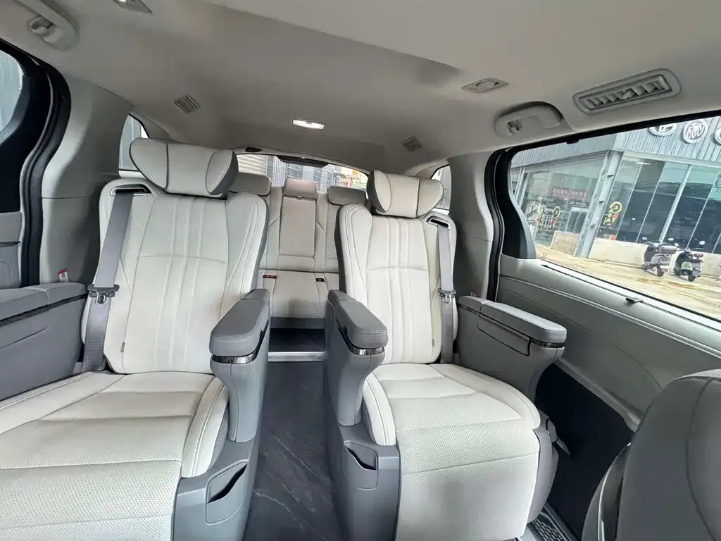 Toyota Granvia — фото 5